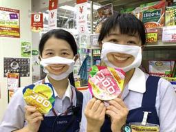 언뜻 보면 깜빡 속는다...손님들 놀래킨 日 '스마일 마스크'