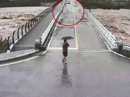 [영상] "건너지 마요!" 딱 30초 뒤, 완전히 무너진 다리