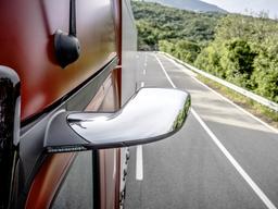 한발 앞서가는 벤츠 트럭, 125년만에 '이것' 없앴다