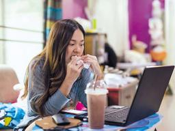 손만 뻗으면 노트북 옆 간식·때를 안가리는 식사…‘뱃살’ 부르는 재택근무