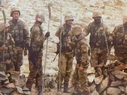 중국-인도군, '원시 무기' 창 · 몽둥이 사용…이유는?