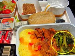 '건강 때문이 아니었다' <strong>기내식</strong>에 삶은 야채가 자주 나오는 건...