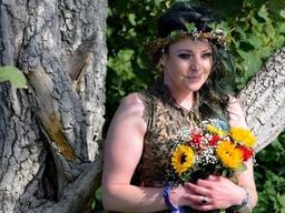 “우리 결혼했어요”…공원 ‘나무’와 1주년 기념파티 연 英 여성