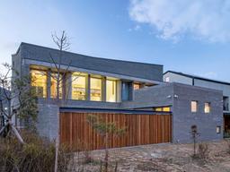 풍경 담은 창, 실내 수영장 갖춘 세 식구의 <strong>사치</strong>스런 집