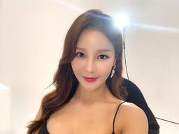 <strong>미나</strong>, 이 비주얼이 49세라니…17살 연하 '♥류필립'이 반한 '끈 원피스' 자태