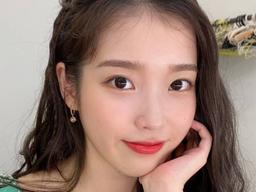 아이유의 선행은 어디까지?…데뷔 12주년 기념 팬들과 '1억' 기부