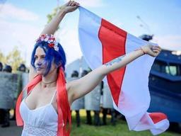 “이래도 잡아갈건가?”… 벨라루스 여성들의 <strong>뜨개질</strong> 시위