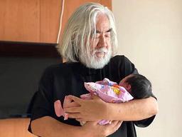 '70세' 아빠 된 <strong>장기중</strong>, 딸 품에 안은 사진 화제…누리꾼 "손녀 같아"