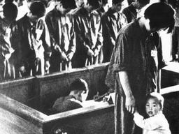 4·19, 육영수 피격… 역사의 현장 포착한 한 장의 사진