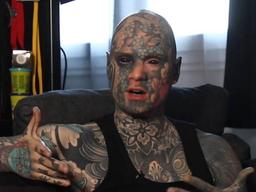 선생님 무서워요…눈 흰자까지 검게 새긴 ‘온몸이 <strong>문신</strong> 교사’