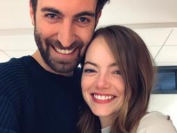 "네 번째 손가락, 웨딩링?"…<strong>엠마스톤</strong>, 비밀 결혼설 확산