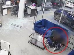 <strong>괴한</strong> 총에 맞고도…세 아들 끝까지 부둥켜안은 美 아버지