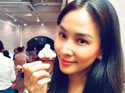 '장동건♥' 고소영, <strong>컵케이크</strong> 들고도 우아하네..49세 안 믿길 동안 끝판왕