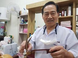 “가위질 몇 번에 64년 훌쩍 ”…여든의 <strong>이발사</strong>, 오늘도 '사각사각'