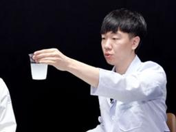 “알약, 물 대신 주스·탄산음료랑 마셔도 되나요?”