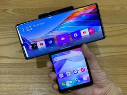 "<strong>LG</strong><strong>윙</strong> '게임이냐 여친 톡이냐' 갈등하는 남자 보고 영감 얻어"