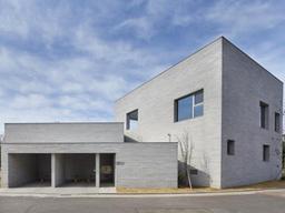 3대에 사돈까지… 리본처럼 묶인 <strong>집</strong>