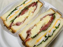 두 빵 사이 고기와 야채 듬뿍… 간편 식사·든든 간식