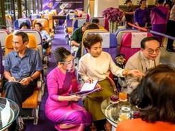 싱가포르-타이<strong>항공</strong>, 도넛 팔고 기내식 배달도 '살아남자' 닮은꼴