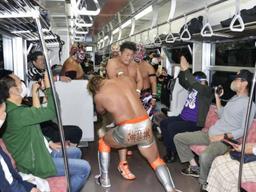 [영상] 열차 탔더니 웃통 벗은 남자들이 암바에 헤드락을...