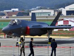F-35·미사일 등 첨단무기, 외국 정비사 입국제한에 녹슬판
