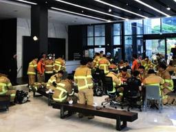 <strong>밤샘</strong> 사투뒤 쉴곳 없던 울산 소방관들, 벤츠 매장 문이 열렸다