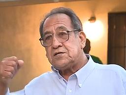 18년 전 ‘<strong>영웅</strong>’이 또…뒷짐 진 구경꾼 뚫고 사람 구한 美 팔순 노인