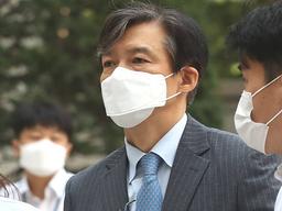 [단독] ‘직위해제’ <strong>조국</strong>, 강의 한번 안하고 2800만원 챙겼다