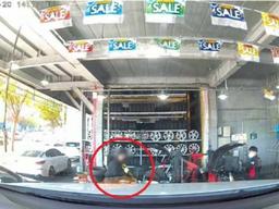 양심 훼손한 타이어 <strong>가맹점</strong>…고의로 휠 부수고 "교체하세요"