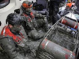 한밤중 갯벌로 뛰어든 해경…고립 어민들 무사히 구출