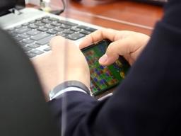 <strong>강훈식</strong> 의원이 국감장서도 놓지 못한 '이 게임'