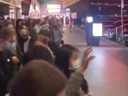 111일 만에 코로나 <strong>봉쇄</strong> 완화, 마트로 몰린 멜버른 시민들