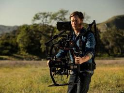 카메라 들고 뛰는데도 흔들림 없는 화면... '짐벌'이 부리는 '0'의 마법