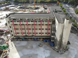 무게 7600t 학교 건물, 통째로 60m ‘뚜벅뚜벅’ 이전