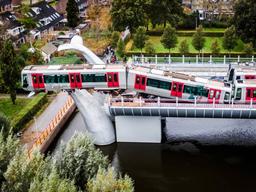 물속 추락하던 열차 ‘고래 꼬리’ 조각상이 살렸다