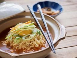 일본, 코로나로 컵면 울고, 봉지면 웃는다