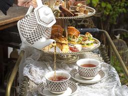 홍차에 스콘, 연잎차에 매작과…입안에 ‘단풍’이 피었네