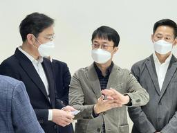 이재용 부회장이 들고 있는 것?…출시 임박 ‘<strong>갤럭시S</strong><strong>21</strong>?’