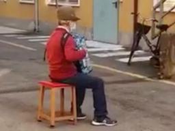 81세 사랑꾼, 코로나로 입원한 아내 병원 앞에서 ‘<strong>세레나데</strong>’