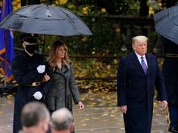 "'트럼프와 이혼설' <strong>멜라니아</strong>, 남편 아닌 군인 팔 잡았다"