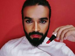 "어머니를 위해서"…'빨간 <strong>립스틱</strong>' 짙게 바른 남성의 호소