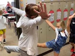 [Pick] 막춤부터 발레까지…'거리두기 인사법'으로 <strong>미소</strong> 찾은 학교