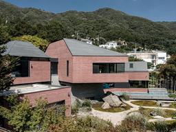 [집 공간 사람] <strong>영화관</strong>, 사우나, 수영장...40대의 산속 '플레이 하우스'