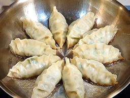 위는 촉촉, 바닥은 바삭… 그동안 먹은 <strong>군만두</strong>는 진짜가 아니다