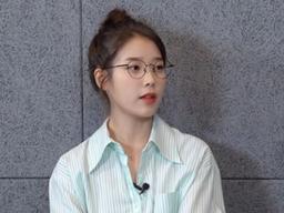 아이유 “일 외에 내가 잘하는 게 뭐 있나…결핍 느낀다” 친동생과 인터뷰서 고백