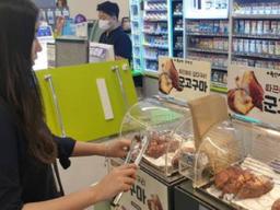 <strong>군고구마</strong> '성지'된 편의점, 매출 '쑥쑥'…고구마 '금값' 행진에 인기↑