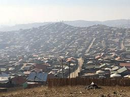 [이동학의 도시이야기] 인구 절반이 텐트에서 살아야 하는 도시