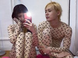 "벗은 줄 알고 놀랐어" 현아♥이던, 누드톤 내의 입고 이불 위에서 '찰칵'