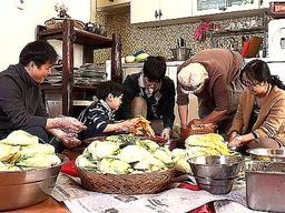 [더오래]김장독 김치, 옹기 속 화학반응이 차려낸 잔치