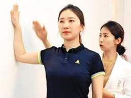 벽에 한쪽 팔 대고 몸을 쭉 밀자 어깨 풀리고 두통 싹 사라진다네